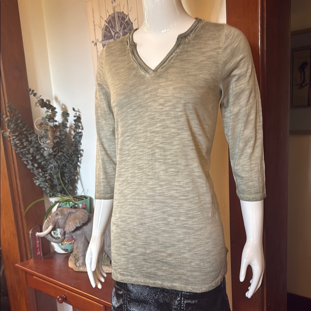 NWT size xsmall FDJ Olive Green V-Neck 3/4 Sleeve Top, light summery